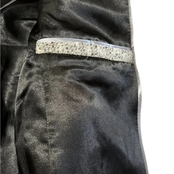 Andrew Marc Women's Gray Peacoat. Zip up, lined in black. Size XL. - Picture 8 of 11